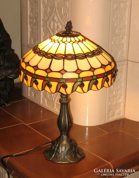 STUNNINGLY BEAUTIFUL, VERY ELEGANT TIFFANY LAMP