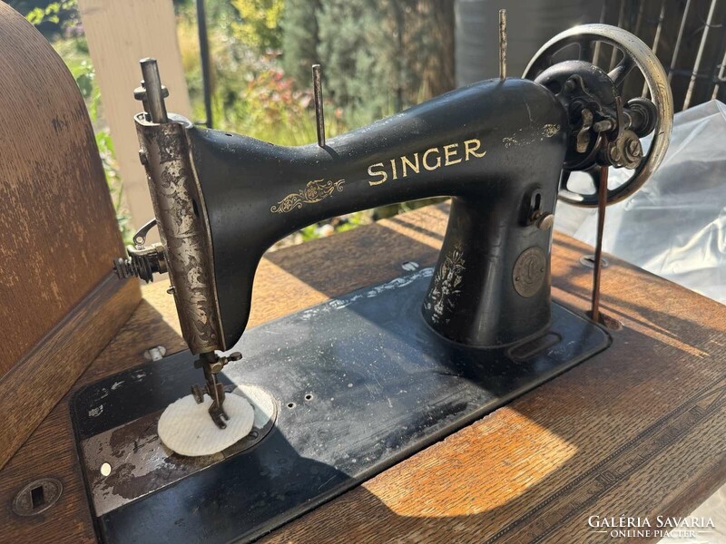 Eredeti Singer 66 pedálos működőképes varrógép komplett asztallal (Wittenberge, kb. 1930)