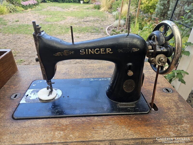 Eredeti Singer 66 pedálos működőképes varrógép komplett asztallal (Wittenberge, kb. 1930)