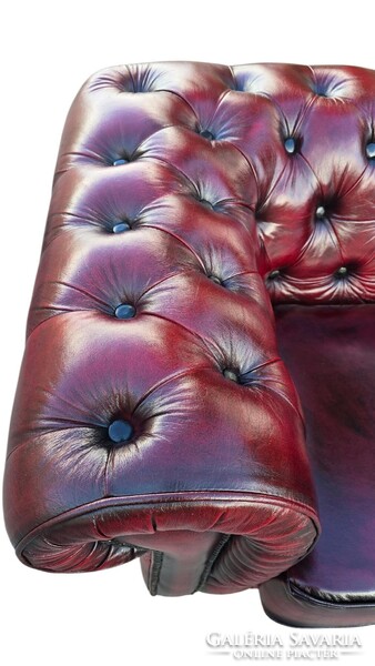 Eredeti Chesterfield antik burgundi színű bőr kanapé.