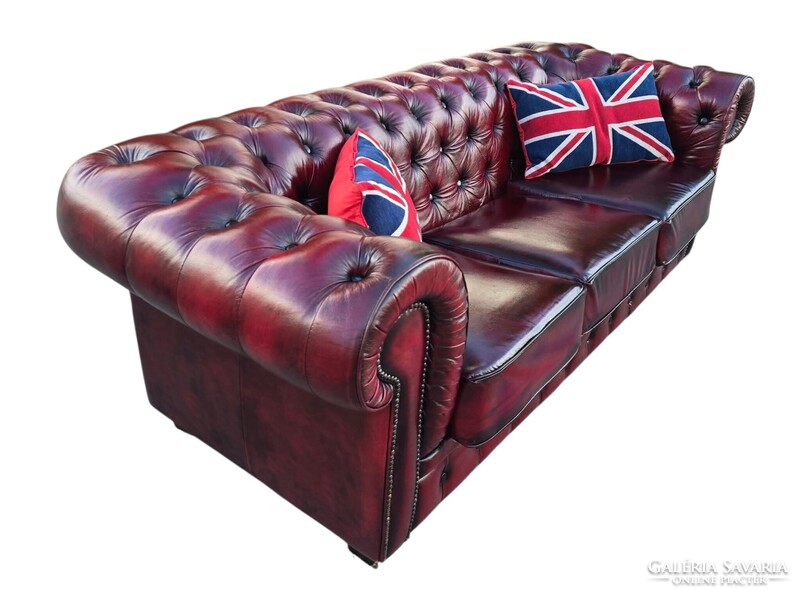 Eredeti Chesterfield antik burgundi színű bőr kanapé.