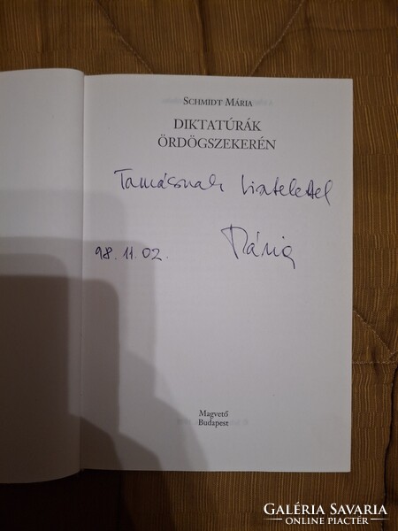 Schmidt Mária: Diktaturák ördögszekerén. Dedikált kõnyv dr Kiss Tamàsnak 1956-os forradalmàrnak