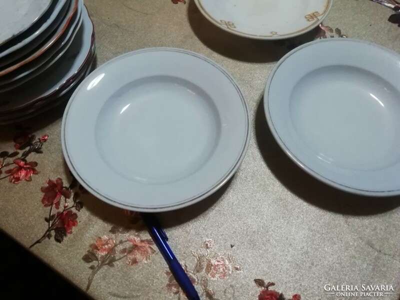 Zsolnay porcelán tányérok Antik 34. 2 db képeken látható állapotban.Több száz Aukció és Akció