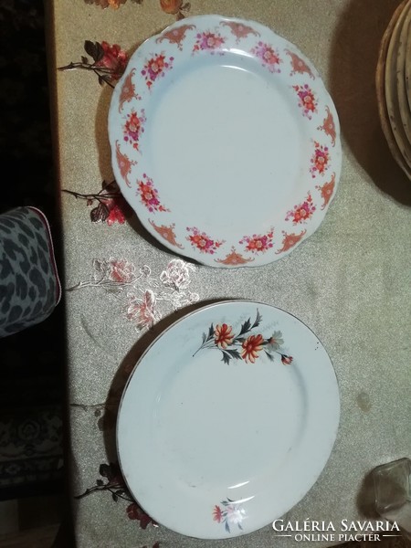 Porcelán tányérok 3 db . A képeken látható állapotban van.Több száz Aukció és Akció