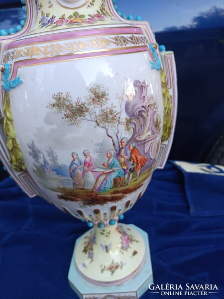 Sevres, kastély váza. 1771 ből.