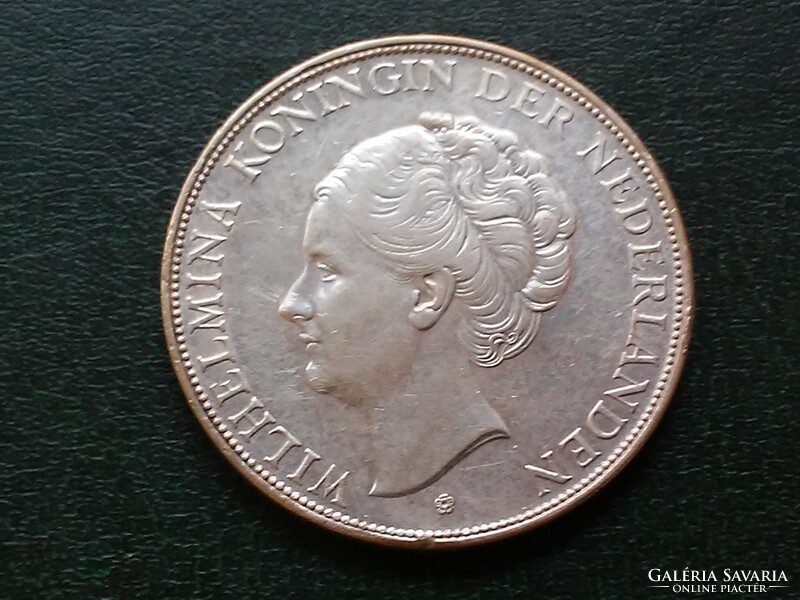 Dutch 2.5 Gulden, 1940, in good condition.