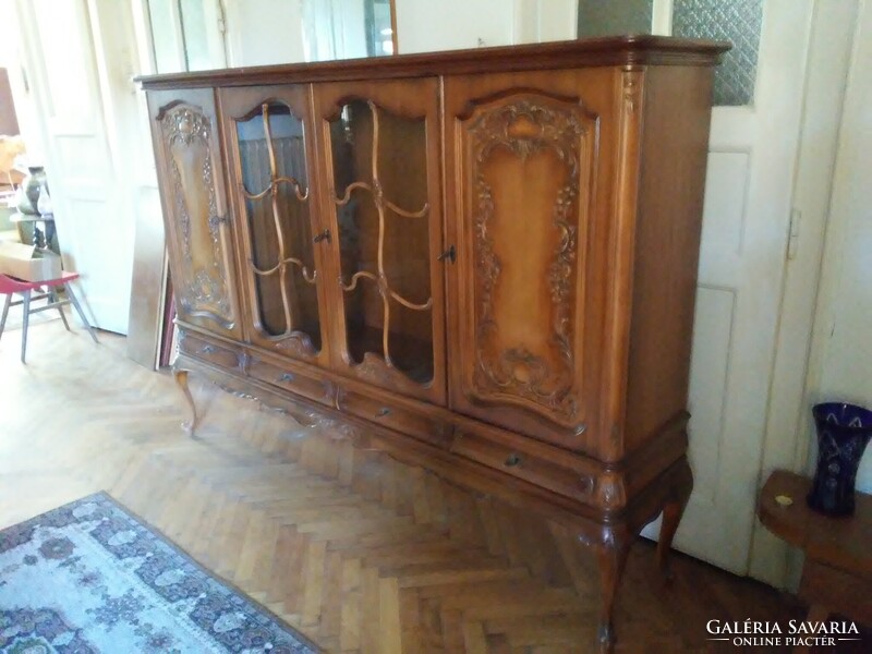 Chippendale, neobarokk, négyajtós tálalószekrény. Szép állapotú.