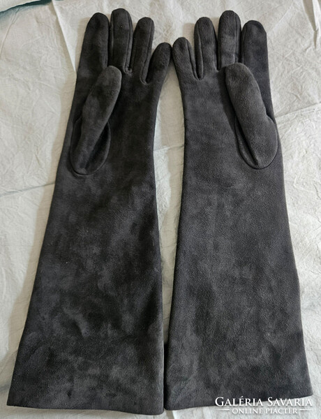 Klasszikusan elegáns, suede bőrből készült, hosszúszárú női kesztyű bécsi manufaktúrából