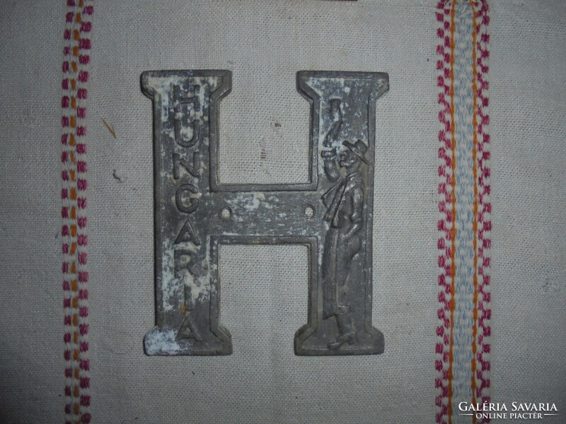 Retro öntött alumínium "H" Hungária autó/falidísz csikós motívummal