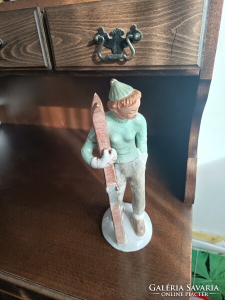 Izsépy kerámia síelő nő