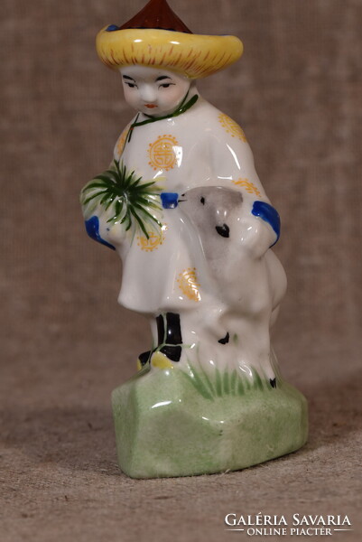 Kínai porcelán fiú kecskegidával nemzeti viseletben figura 1960-as évek