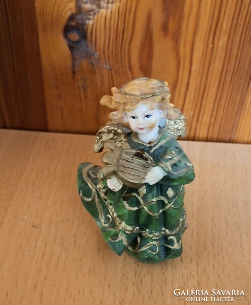 Zöld ruhás zenélő kis angyal , polyresin műgyanta  9 cm