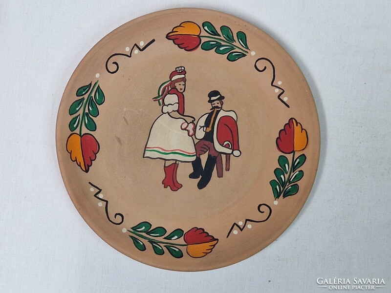 Régi kézzel festett virág és népviseletes mintás kerámia tányér vagy falidísz hibátlan 23,5 cm.