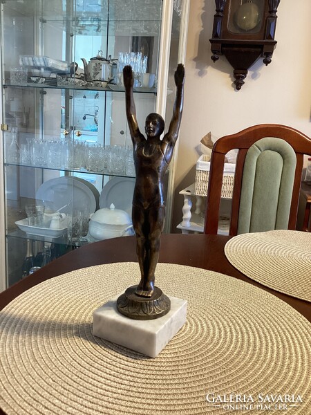 Bronze statue depicting an athlete, 26.5 cm.