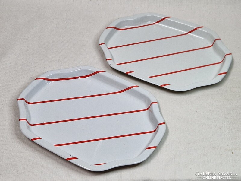 Retro fém kis tálcák piros csíkos mintával hibátlan állapotban együtt eladók 20,5 cm. hosszúak