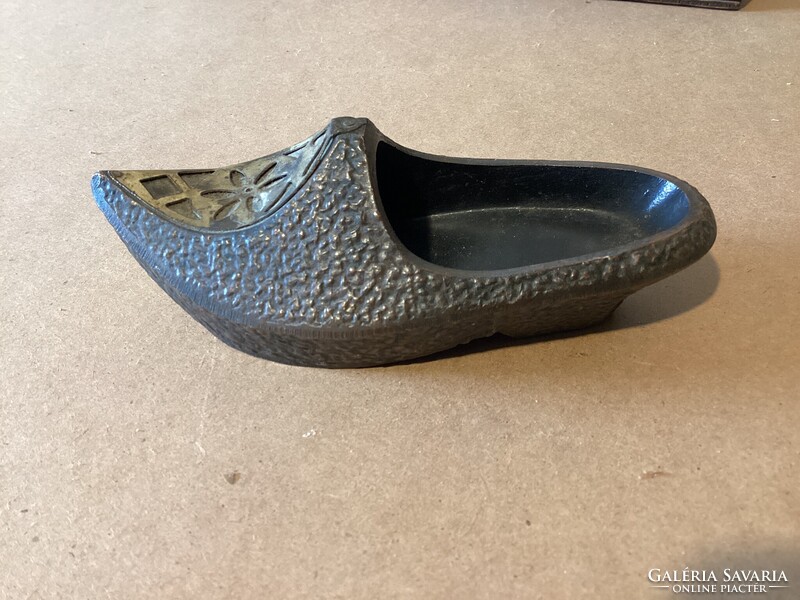 Pewter-shaped bronze ashtray with copper decoration.