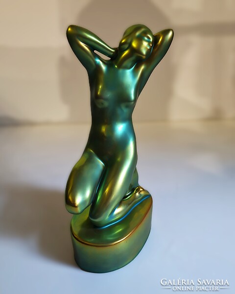 Zsolnay eozin Vágyódás női akt szobor – zöld–arany máz, 24 cm, hibátlan