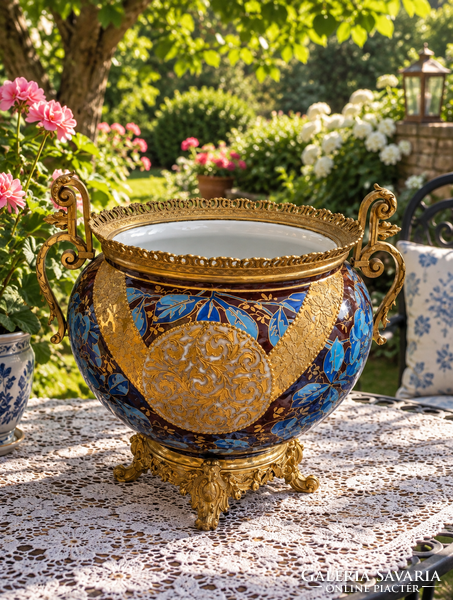 . 19 sázadi, francia Sèvres jellegű porcelán kaspo amely tűzaranyozott bronz szerelékkel díszítettek